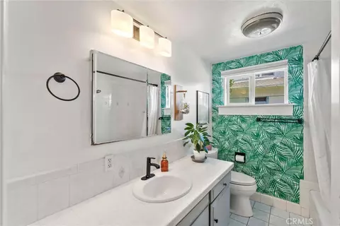 Bath - 401 W 5th St #1A, Long Beach, CA 90802 photo 1 of 2