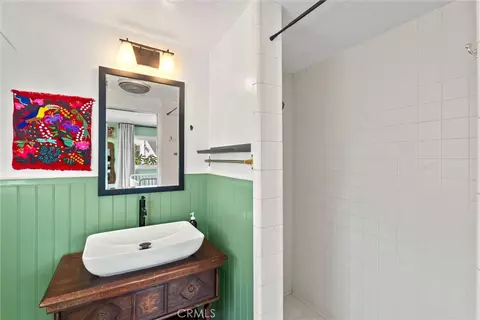 Bath - 401 W 5th St #1A, Long Beach, CA 90802 photo 2 of 2