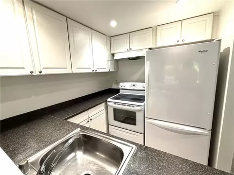 Kitchen - 7890 E Spg #4V, Long Beach, CA 90815 photo 4 of 4