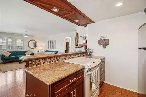 Kitchen - 644 Manhattan Bch #10, Manhattan Beach, CA 90266 photo 5 of 6