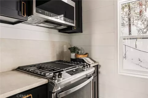 Kitchen - 1149 Scenic Way, Rimforest, CA 92378 photo 3 of 4