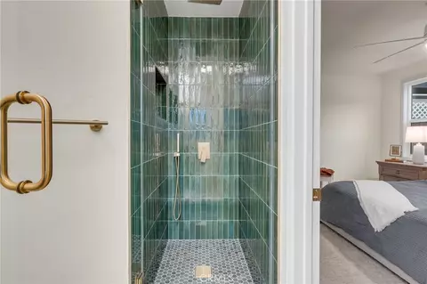 Bath - 4027 E 11th, Long Beach, CA 90804 photo 5 of 9