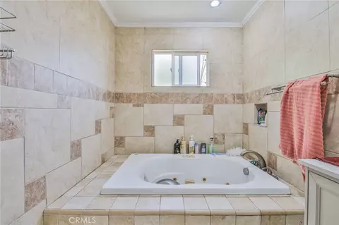 Bath - 1709 E Luray St, Long Beach, CA 90807 photo 2 of 10