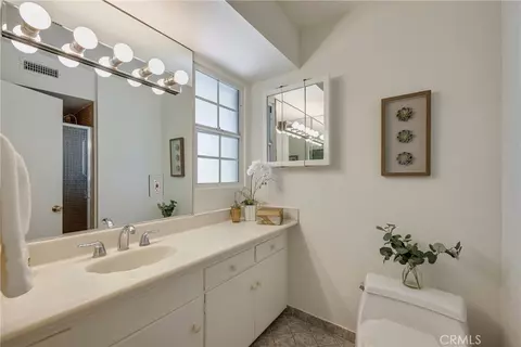 Bath - 2803 E Jackson Ave, Orange, CA 92867 photo 4 of 5