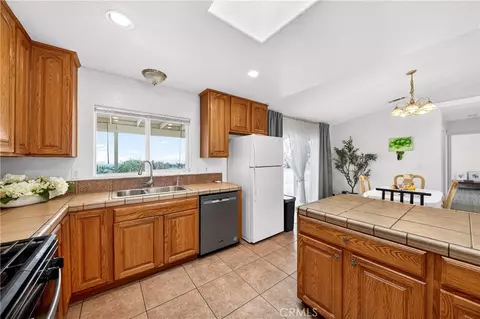 Kitchen - 1246 Locust, Pinon Hills, CA 92372 photo 3 of 5