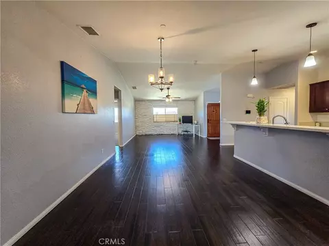 Living - 12833 Algonquin, Apple Valley, CA 92308 photo 2 of 5