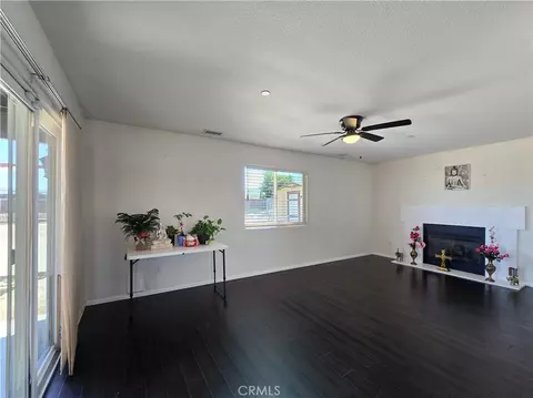 Living - 12833 Algonquin, Apple Valley, CA 92308 photo 4 of 5