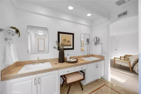 Bath - 701 Pepper Tree, Long Beach, CA 90815 photo 4 of 4