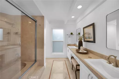 Bath - 701 Pepper Tree, Long Beach, CA 90815 photo 3 of 4