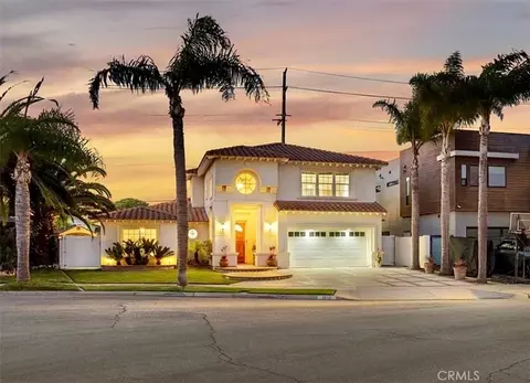 9112 Playa Dr, Huntington Beach, CA 92646