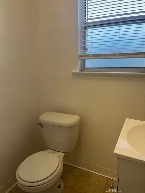 Bath - 833 Cedar, Long Beach, CA 90813 photo 3 of 3