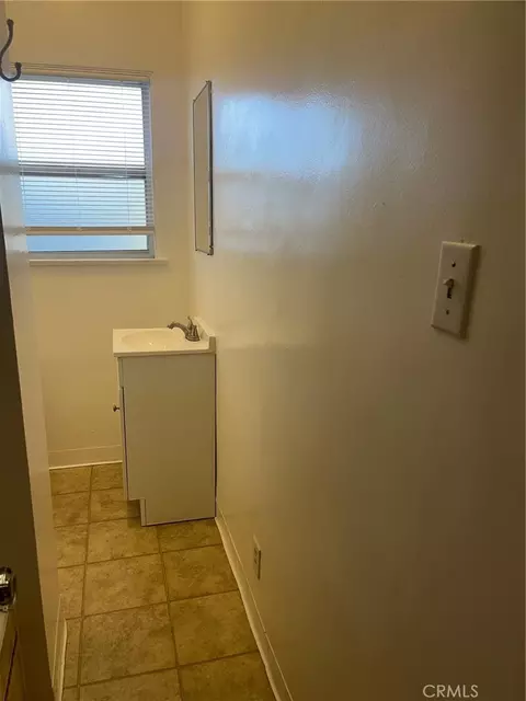 Bath - 833 Cedar, Long Beach, CA 90813 photo 1 of 3
