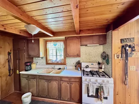 Kitchen - 23733 Hillside, Crestline, CA 92325 photo 1 of 2