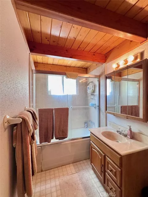 Bath - 23733 Hillside, Crestline, CA 92325 photo 1 of 1