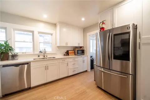 Kitchen - 580 N Holliston Ave, Pasadena, CA 91106 photo 1 of 3