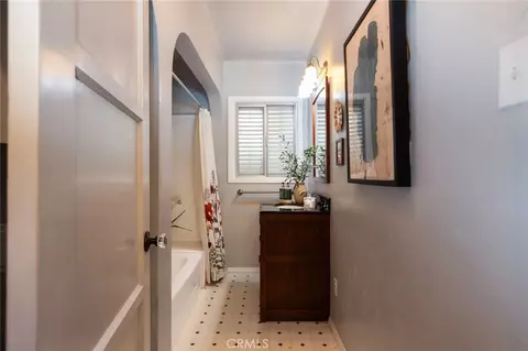 Entry Way - 3639 Falcon Ave, Long Beach, CA 90807 photo 4 of 5