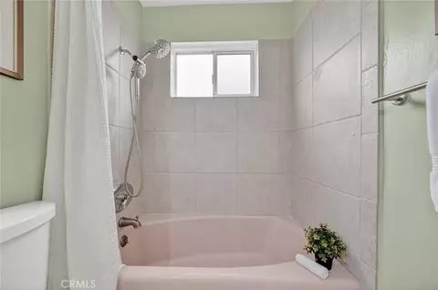 Bath - 1604 2nd St #1F, Long Beach, CA 90802 photo 2 of 2