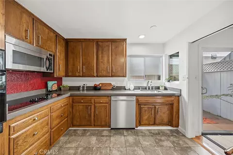 Kitchen - 1604 2nd St #1F, Long Beach, CA 90802 photo 4 of 5