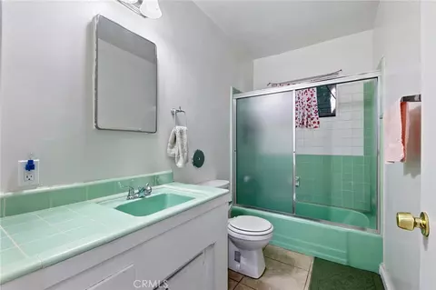 Bath - 1070 Chestnut, Long Beach, CA 90813 photo 2 of 2