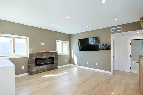 Living - 605 W 4th, Long Beach, CA 90802 photo 1 of 2