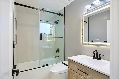 Bath - 605 W 4th, Long Beach, CA 90802 photo 3 of 4