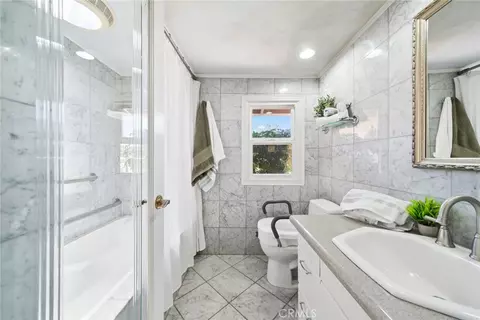 Bath - 315 E Wilson, Orange, CA 92867 photo 3 of 3