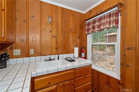 Kitchen - 41496 Oak, Big Bear Lake, CA 92315 photo 4 of 4