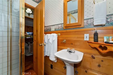Bath - 41496 Oak, Big Bear Lake, CA 92315 photo 2 of 3