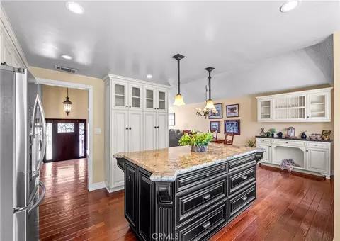 Kitchen - 6402 Cantiles Ave, Cypress, CA 90630 photo 6 of 8