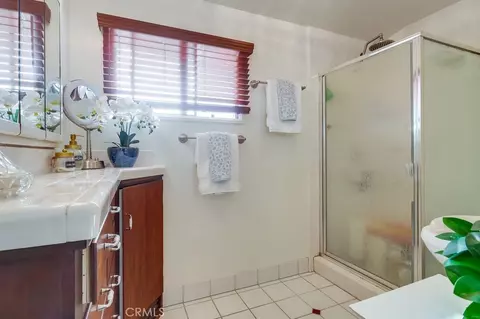 Bath - 2815 E 5th St, Long Beach, CA 90814 photo 2 of 4