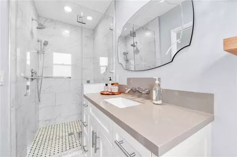 Bath - 3977 Rose, Long Beach, CA 90807 photo 5 of 6