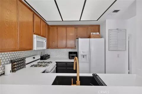 Kitchen - 16211 Downey Ave #65, Paramount, CA 90723 photo 3 of 4