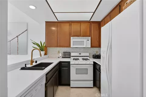 Kitchen - 16211 Downey Ave #65, Paramount, CA 90723 photo 2 of 4