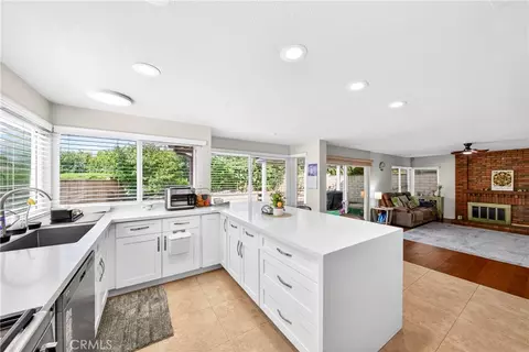 Kitchen - 66 Hunter Pt, Phillips Ranch, CA 91766 photo 4 of 5