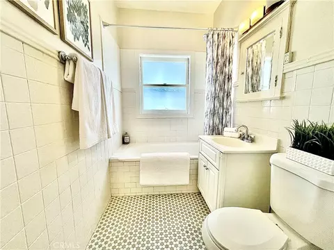 Bath - 1030 E Ocean #703, Long Beach, CA 90802 photo 1 of 2