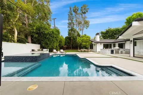 Exterior - 1470 Bryant Dr E, Long Beach, CA 90815 photo 9 of 20