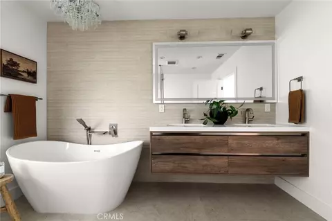 Bath - 1470 Bryant Dr E, Long Beach, CA 90815 photo 6 of 12