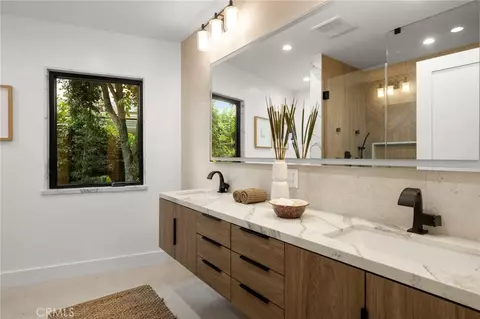 Bath - 1470 Bryant Dr E, Long Beach, CA 90815 photo 1 of 12