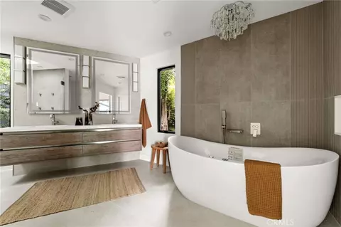Bath - 1470 Bryant Dr E, Long Beach, CA 90815 photo 8 of 12
