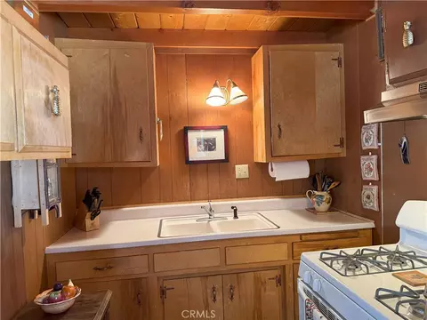 Kitchen - 936 Pinon Ln, Big Bear City, CA 92314 photo 3 of 3
