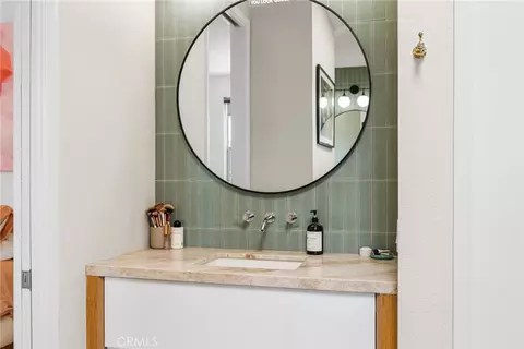 Bath - 637 E 4th #B, Long Beach, CA 90802 photo 1 of 1