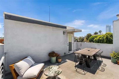 Exterior - 637 E 4th #B, Long Beach, CA 90802 photo 3 of 5