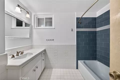 Bath - 1635 E Ocean #C4, Long Beach, CA 90802 photo 2 of 3