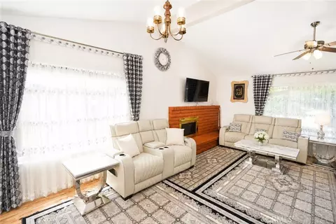 Living - 4100 Ahwahnee Ct, Modesto, CA 95356 photo 4 of 6