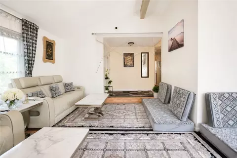 Living - 4100 Ahwahnee Ct, Modesto, CA 95356 photo 3 of 6