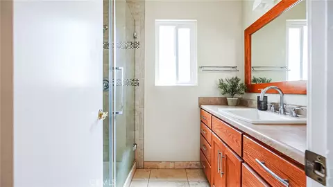 Bath - 18570 Halter Ln, Riverside, CA 92504 photo 5 of 8