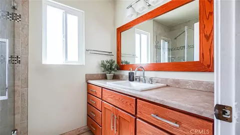 Bath - 18570 Halter Ln, Riverside, CA 92504 photo 4 of 8