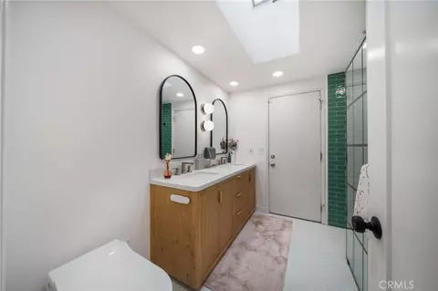 Bath - 1517 E Riverview, Orange, CA 92865 photo 3 of 6