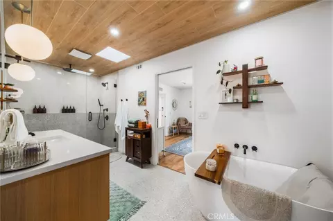 Bath - 1517 E Riverview, Orange, CA 92865 photo 4 of 6