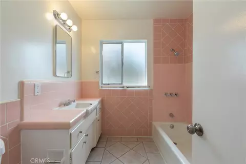 Bath - 1250 E 4th #8, Long Beach, CA 90802 photo 2 of 3